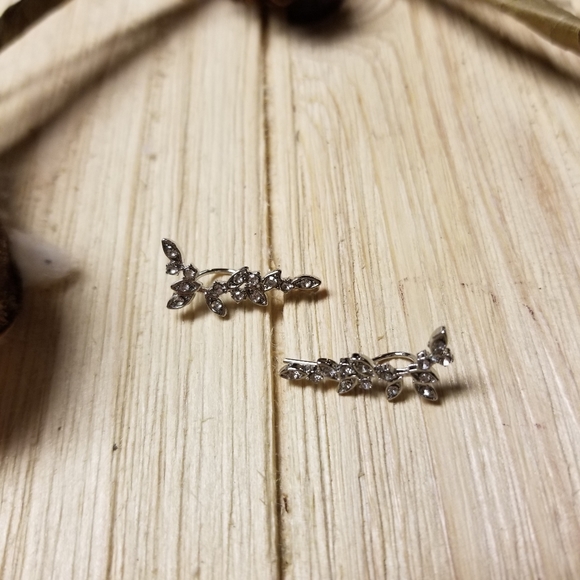 🌿🌿Gorgeous Leaf Ear Climbers in SILVER 🌿🌿 - Picture 9 of 12